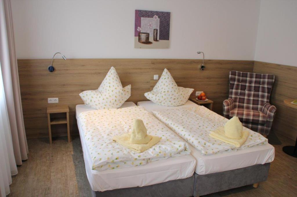 Rathausstuben Hotell Wackersdorf Exteriör bild